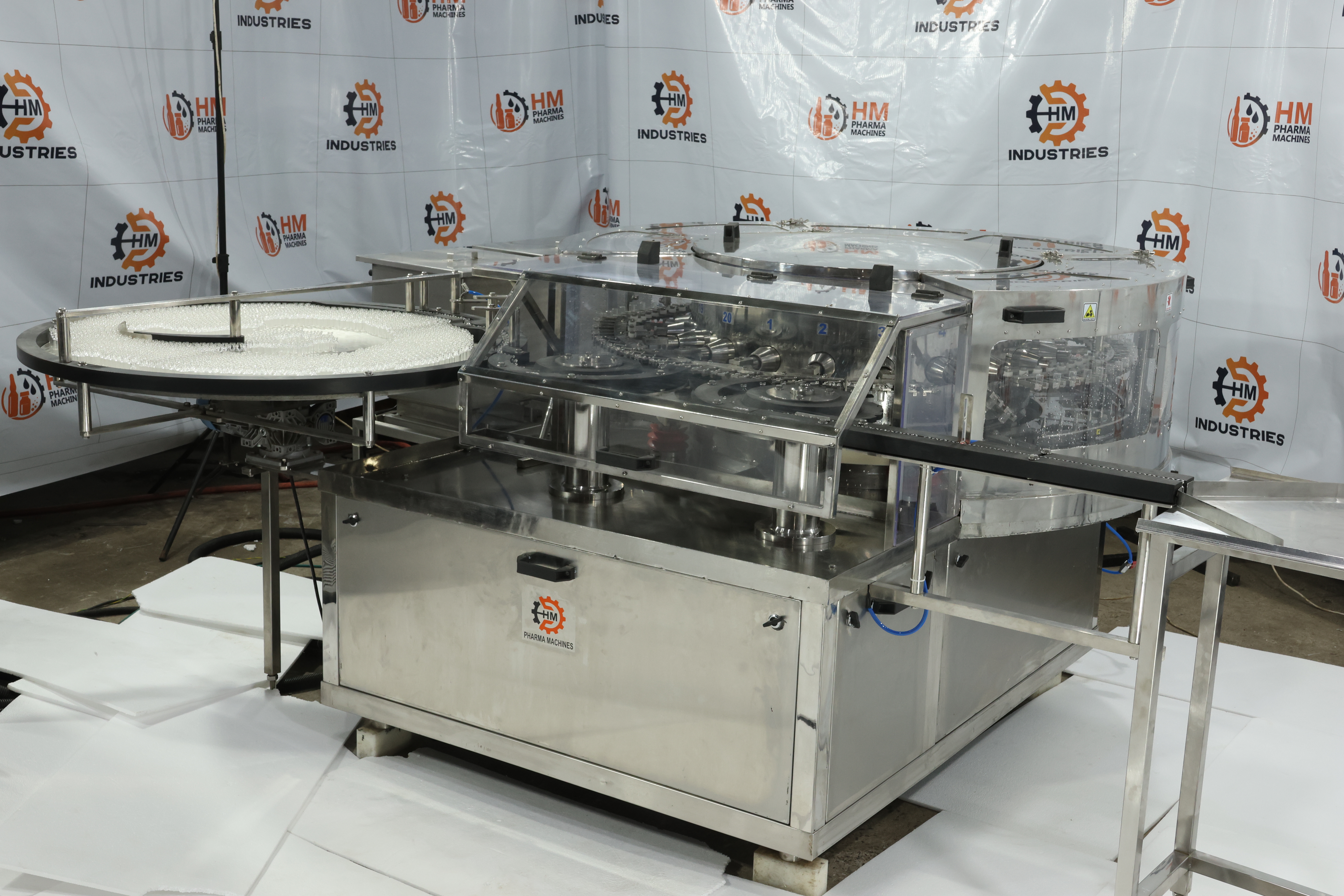 Rotary gripper bottle washing machine